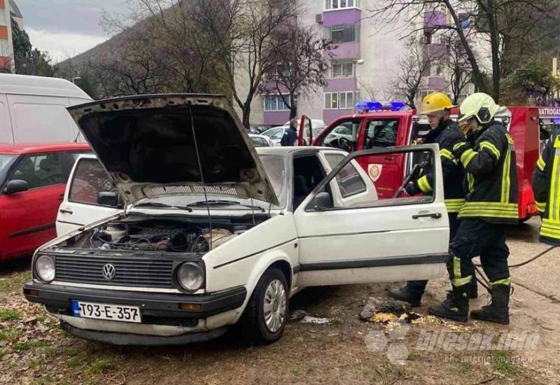 Zapalio se Golf dvica - Mostar: Zapalio se Golf dvica, intervenirali vatrogasci